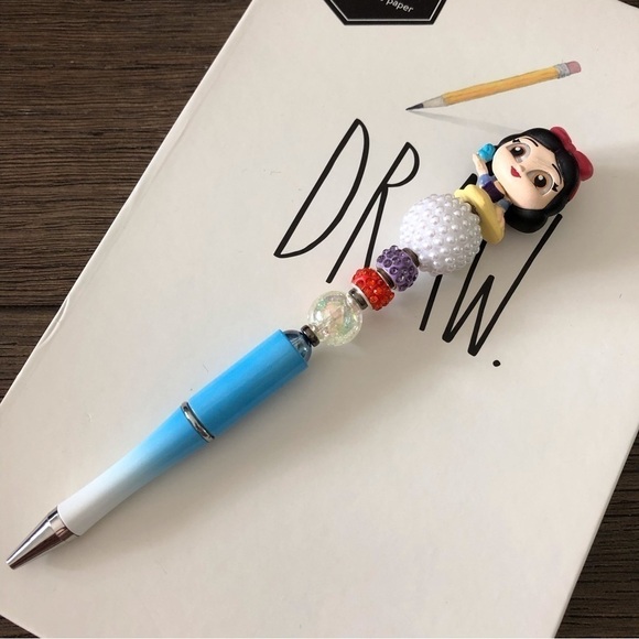 Disney Doorables: Snow White & the 7 dwarfs: Snow White handmade beaded pen - Picture 2 of 3